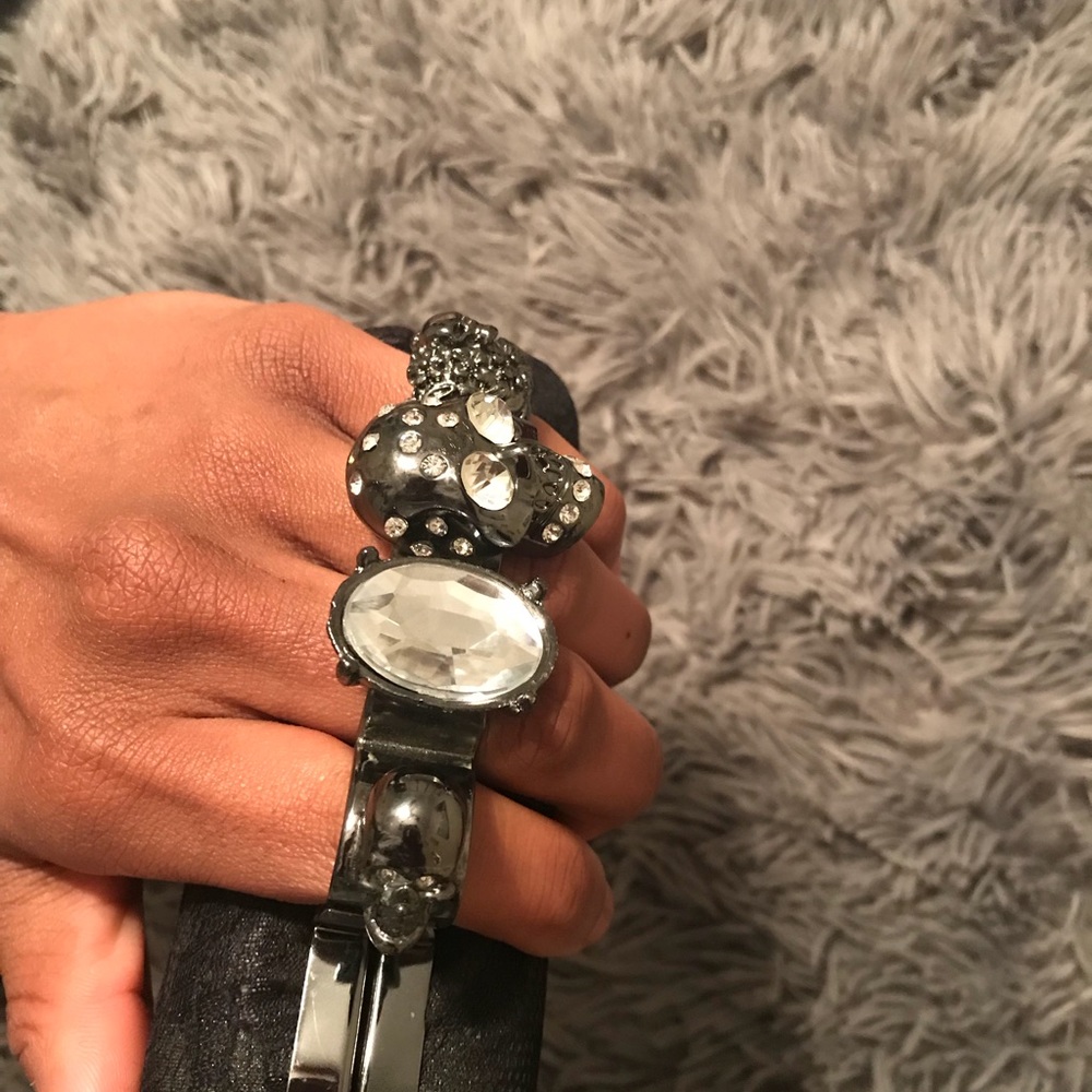 Skulled clutch